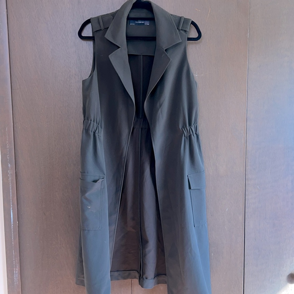 Long sleeveless jacket.